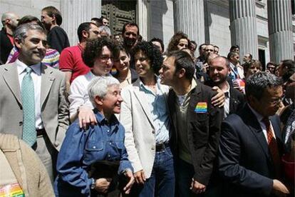 Gaspar Llamazares (primero a la izquierda) y miembros de colectivos homosexuales, tras el pleno del Congreso que aprobó la ley sobre las bodas gays.