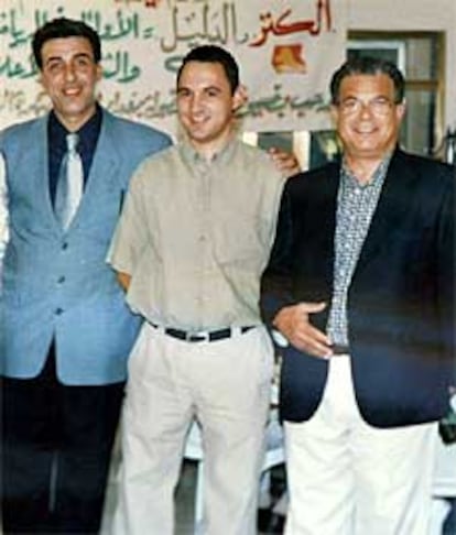 José Antonio Bernal, en el centro, con unos amigos en Bagdad.