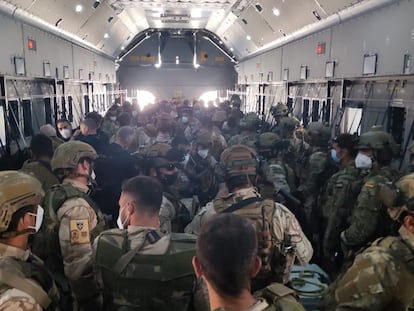 Interior de una aeronave A400M del Ejército español que transporta a los últimos evacuados de Kabul, este viernes.