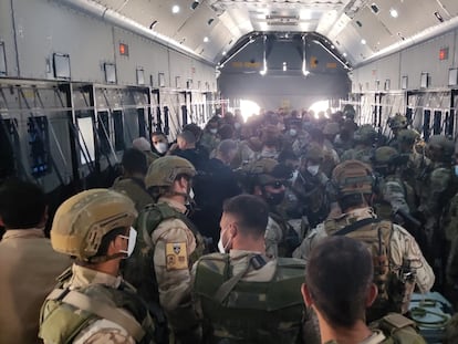 Interior de una aeronave A400M del Ejército español que transporta a los últimos evacuados de Kabul, este viernes.