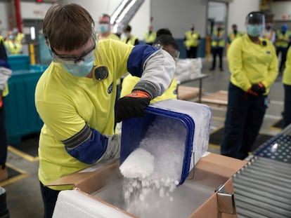 Trabajadores en la planta de Pfizer en Kalamazoo, en Míchigan.