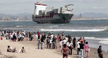 Centenares de curiosos acudieron al Saler en septiembre a ver los barcos encallados. 