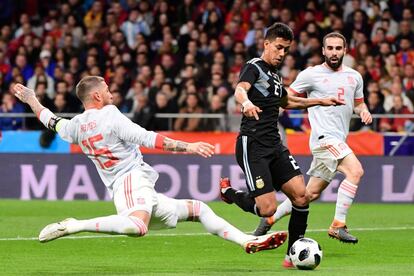 Sergio Ramos entra a robar un balón a Maximiliano Meza ante la mirada de Carvajal. 