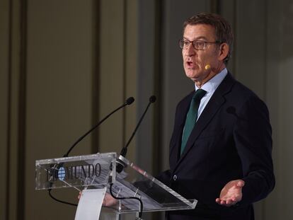 El presidente del PP, Alberto Núñez Feijóo, interviene durante el  encuentro del ciclo ‘Cita con El Mundo’, en el Hotel Westin Palace, este martes, en Madrid.