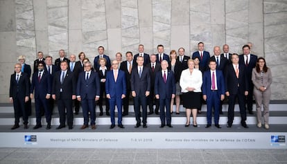 Nove mulheres posam em junho na foto coletiva do último encontro de ministros da Defesa da Organização do Tratado do Atlântico Norte. A atual titular da Defesa espanhola, Margarita Robles, não está na imagem porque havia assumido o cargo poucas horas antes. A OTAN conta atualmente com uma proporção de aproximadamente uma mulher ministra da Defesa para cada três homens. Há 15 anos, em pleno debate sobre o papel da organização na guerra do Iraque, houve reuniões das quais participou uma só mulher ministra.