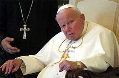 Juan Pablo II, durante la recepción ofrecida en el Vaticano a la presidenta de Filipinas.