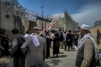 Los talibanes ordenan a sus combatientes que respeten las instalaciones diplomáticas en Kabul.En la imagen, un grupo de afganos frente a la Embajada de Francia en Kabul.