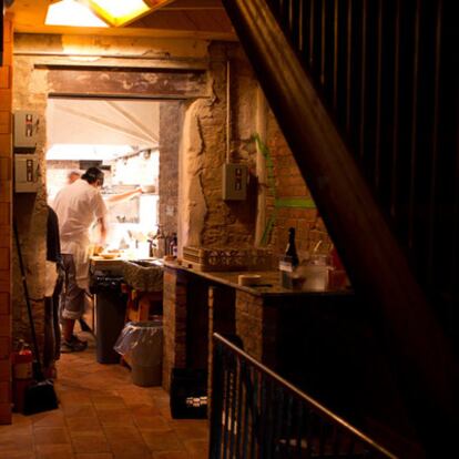 Cocina del restaurante Isa, en Nueva York, en un antiguo garaje de Brooklyn.