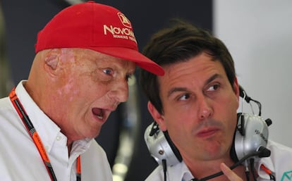 Niki Lauda, con un miembro del equipo Mercdes en 2015.