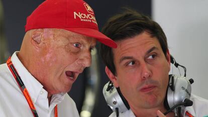 Niki Lauda, con un miembro del equipo Mercdes en 2015.