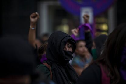 Una mujer, con el rostro cubierto, durante la marcha en Ciudad de México.