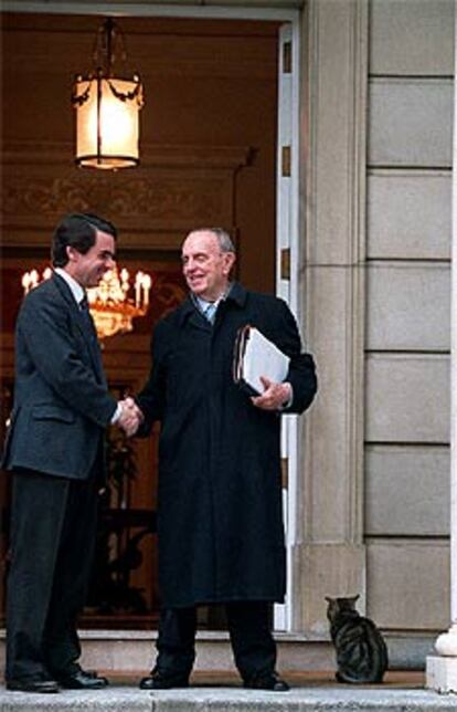 José María Aznar recibe ayer a Manuel Fraga en La Moncloa.