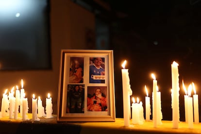 Altar durante la vigilia en la entrada del complejo minero El Teniente, en Maitenes, Chile, el 2 de agosto de 2025.