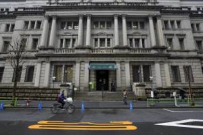 Un hombre monta en bicicleta frente a la sede del Banco de Japón (BOJ) en Tokio, Japón. EFE/Archivo