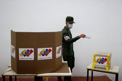 Un miembro de la Guardia Nacional Bolivariana emite su voto. Las autoridades han informado que se están respetando todas las medidas de bioseguridad establecidas para estos comicios electorales.