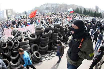 Separatistas prorrusos en una barricada en la ciudad de Donetsk, en abril de 2014.
