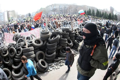 Separatistas prorrusos en una barricada en la ciudad de Donetsk, en abril de 2014. 