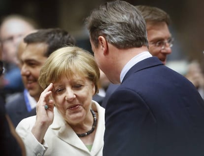 El primer ministro británico David Cameron (d) conversa con la canciller alemana Angela Merkel (i) durante la reunión del Consejo Europeo celebrado en Bruselas, Bélgica.