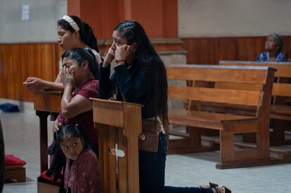 Padres de los 72 niños que fueron hospitalizados, asisten a una misa para pedir por la salud de los jóvenes.