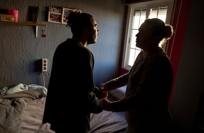 José Díaz, solicitante de eutanasia, es ayudado por su hermana Sandra, el pasado mes de febrero en su domicilio de Huelva.