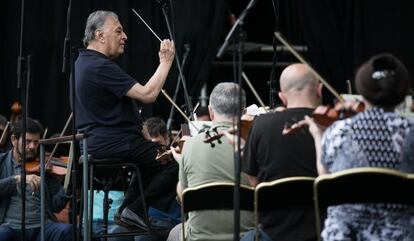 El director de orquesta Zubin Mehta, durante el ensayo previo a su actuaci&oacute;n en los jardines de Pedralbes de Barcelona.
 