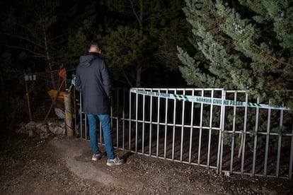 Verja de entrada precintada por la Guardia Civil en la finca donde se hallaron los restos de la pareja.
