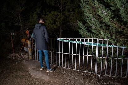 Verja de entrada precintada por la Guardia Civil en la finca donde se hallaron los restos de la pareja.