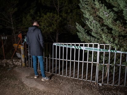 Verja de entrada precintada por la Guardia Civil en la finca donde se hallaron los restos de la pareja.