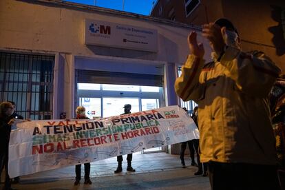 Concentración frente al centro de salud de Soldevilla, en el madrileño barrio de Vallecas, por la falta de médicos.