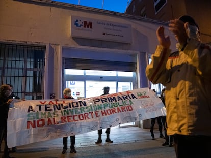 Concentración frente al centro de salud de Soldevilla, en el madrileño barrio de Vallecas, por la falta de médicos.