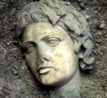 Cabeza de la estatua de Alejandro hallada en Perge (Anatolia, Turquía) en la campaña de excavación 1985-1992.