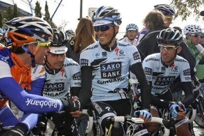 Contador recibe el saludo de Luis León Sánchez, ayer en Faro, antes del inicio de la Vuelta al Algarve.