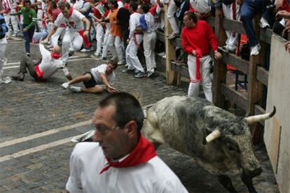 Encierro de Cebada Gago a su paso por la curva de Mercaderes.