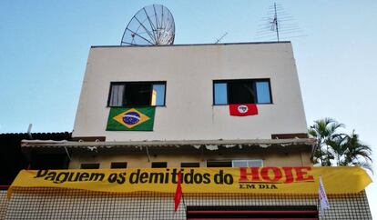 Ex-funcionários sofreram calote e ocupam antigo prédio do jornal.