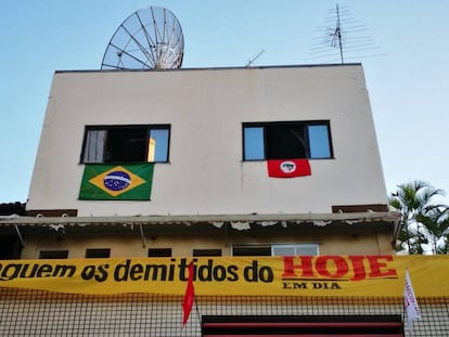 Ex-funcionários sofreram calote e ocupam antigo prédio do jornal.