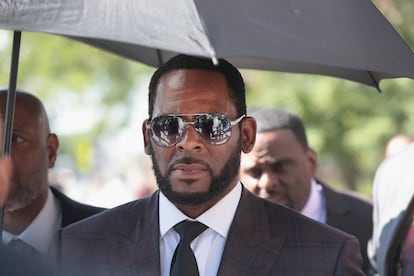 R. Kelly, en junio de 2019, abandonar un juzgado de Chicago.