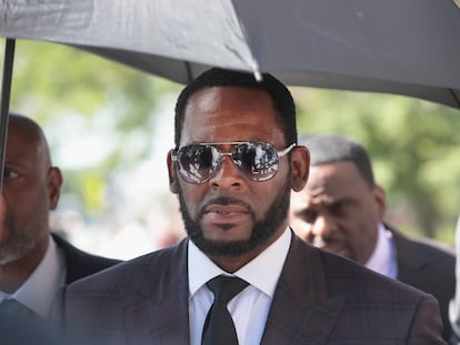 R. Kelly, en junio de 2019, abandonar un juzgado de Chicago.