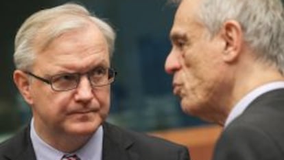 El comisario de Asuntos Monetarios, Olli Rehn, y el ministro de Finanzas chipriota, Michael Sarris, el 15 de marzo de 2013 antes de la reuni&oacute;n del Eurogrupo.