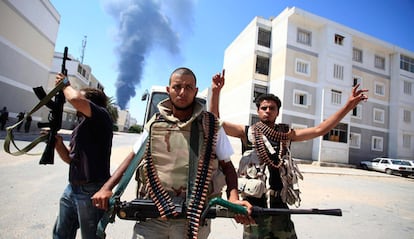 Rebeldes libios, durante la búsqueda de francotiradores en la zona de Abu Slim.