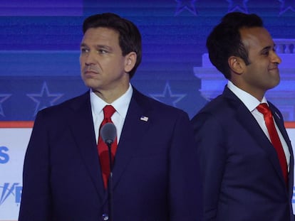 El exejecutivo de biotecnología, Vivek Ramaswamy y el gobernador de Florida, Ron DeSantis, en el primer debate de candidatos republicanos de la campaña presidencial de Estados Unidos en Milwaukee (Estados Unidos), este miércoles