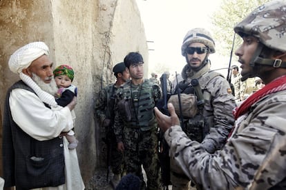 Traductores afganos trabajan para el Ejército español en Afganistán, en septiembre del 2012.