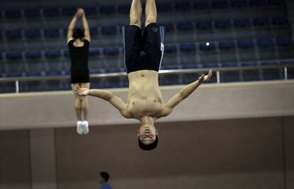 Atletas de Corea del Norte durante unos entrenamientos de trampoln en Pyongyang. En poco ms de una semana Corea del Norte enviar a sus atletas para participar en los XVII Juegos Asiticos que se celebrarn en Incheon (Corea del Sur).