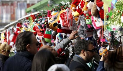 Mercadillo navideño en la Plaza Mayor de Madrid.