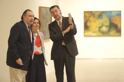 Javier Viar y Miguel Zugaza, en la exposición dedicada a Ruiz Balerdi en el Kursaal.