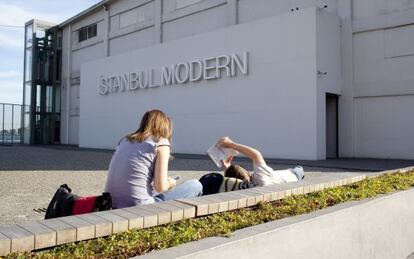 Dos turistas ante el museo Istanbul Modern, referencia del arte contemporáneo en Tophane, en Estambul.