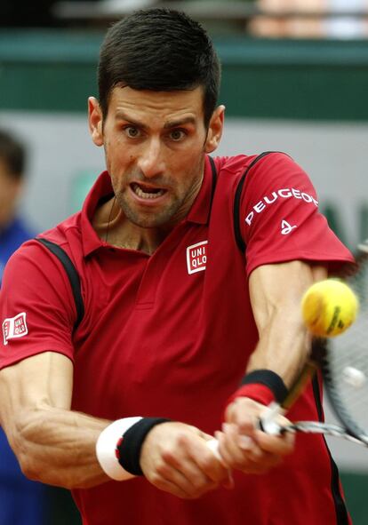 Djokovic golpea la bola lanzada por Andy Murray en la final de Roland Garros. 