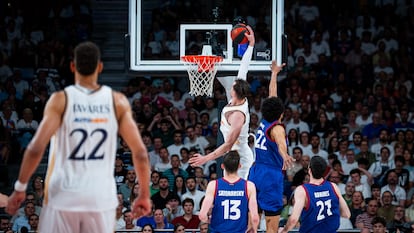 El jugador del Real Madrid Mario Hezonga entra a canasta ante el azulgrana Jabari Parker en un partido de los 'playoffs' de la temporada 2023-24. ACB PHOTO / S. GORDON