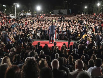 Evento de fechamento de campanha do PSOE em Valência, com Pedro Sanchez como protagonista.