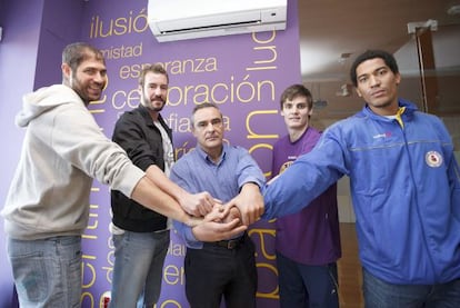 Los nuevos jugadores del CB Valladolid Panagiotis Vasilopoulos, Dimitris Haritopoulos, Marcos Suka-Umu y Hördur Vilhjálmsson posan acompañados del entrenador, Ricard Casas, durante su presentación.