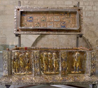 Arqueta de plata San Isidoro, que contenía los restos del santo, de mediados del XI, que se encuentra en la Colegiata de San Isidoro de León.